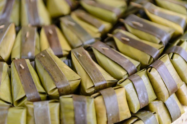 Thai dessert. Steamed Flour with Coconut Filling (Kanom Sai Sai) packaging from banana leaf — Stock Photo, Image