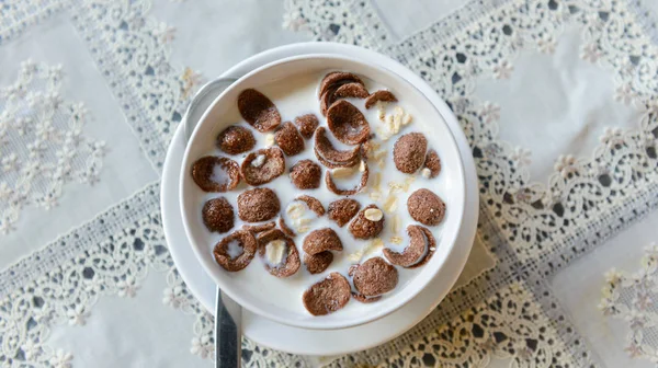 Flocos de milho de chocolate e flocos de aveia com leite — Fotografia de Stock