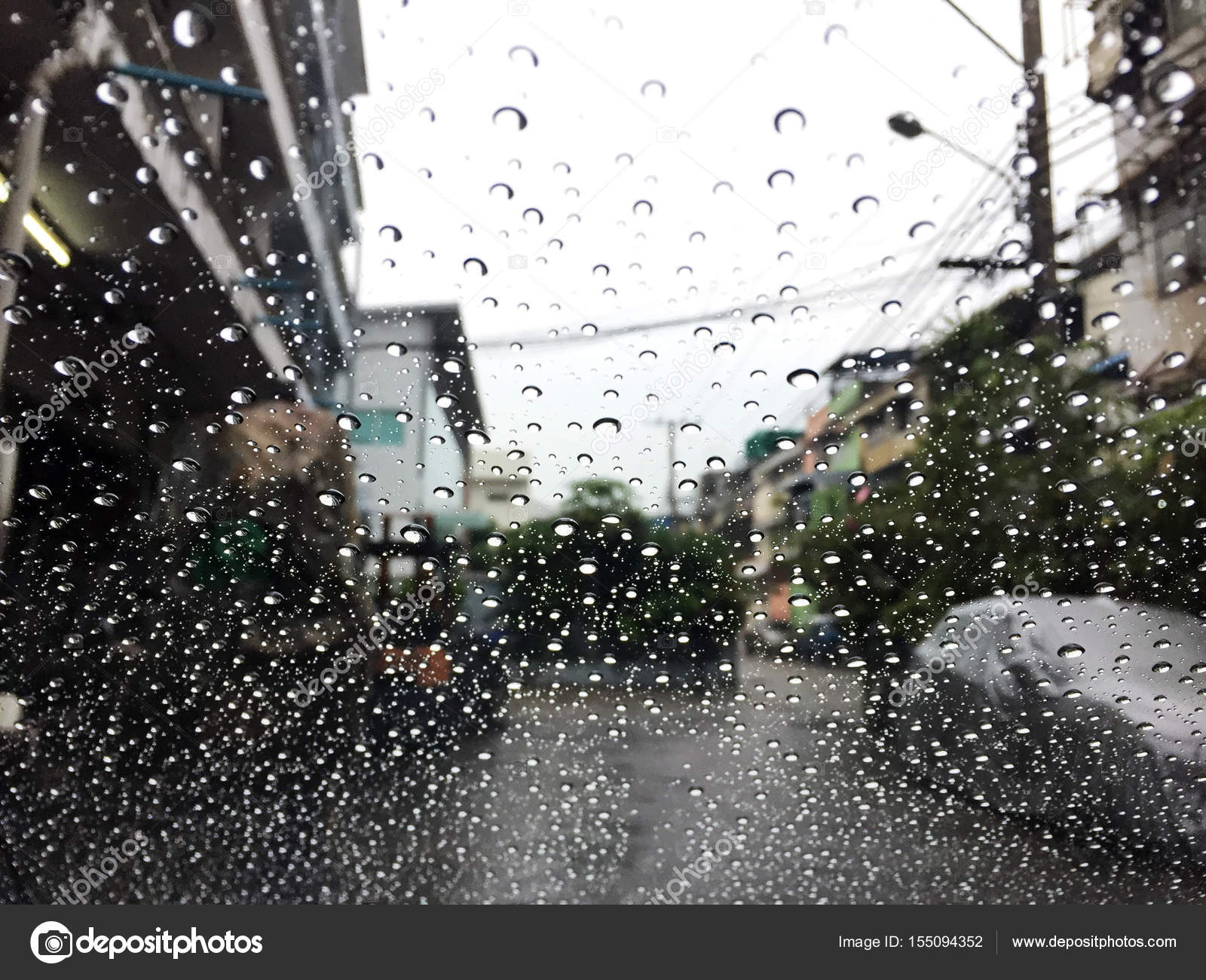 雨の中窓の水滴は 路上で車の表示 ストック写真 C Bigy00