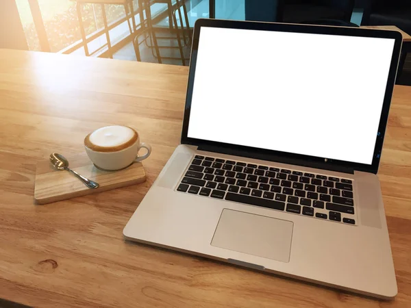 Tasse à café et ordinateur portable sur une table en bois dans un café. concept d'entreprise — Photo
