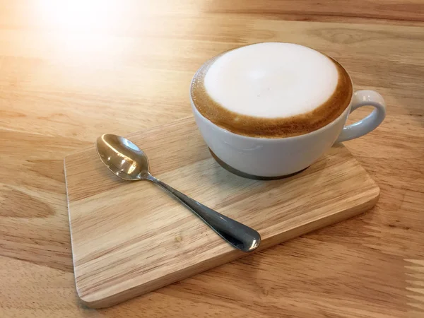 Café capuchino caliente en la cafetería — Foto de Stock