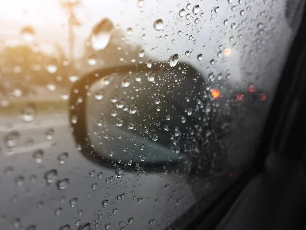 A água cai em uma janela na chuva pesada. Vista de carro na rua — Fotografia de Stock