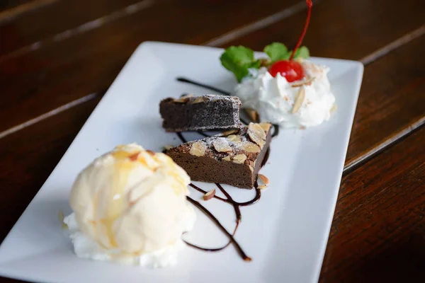 Шоколадный пирог с ванильным мороженым и взбитым сливками — стоковое фото