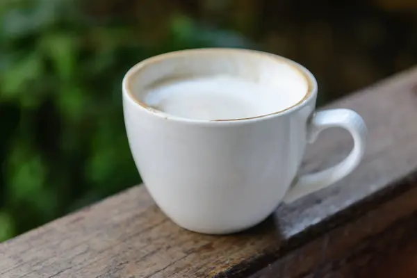 Tazza di caffè caldo cappuccino con schiuma di latte — Foto Stock