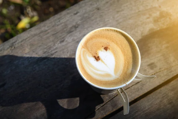Kertas cangkir kopi di atas meja kayu di taman, menyalin latar belakang ruang — Stok Foto