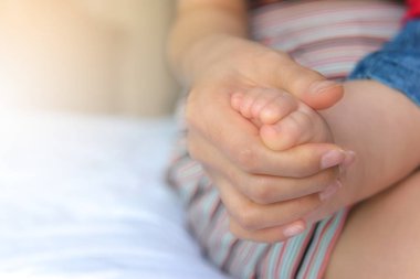 Asya bebek anne eller ayaklarda. çocuk küçük 7 aylık