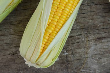 Taze mısır koçanı ile boşaltmak ahşap rustik üzerinde üzerinde yukarıdan