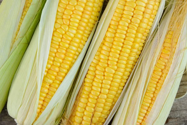 Вид зверху на свіжу кукурудзу на цицьки на сільському дерев'яному — стокове фото