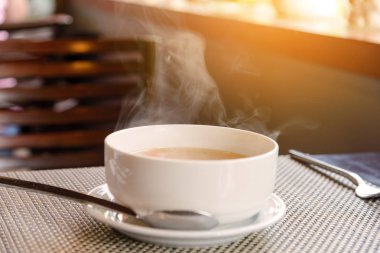 Sıcak pirinç kahvaltıda domuz jambon veya lapa ile bulunmaktadır. Tay tarzında