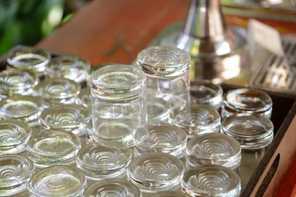 Пустые стаканы для воды на деревянном подносе за банкетным столом — стоковое фото