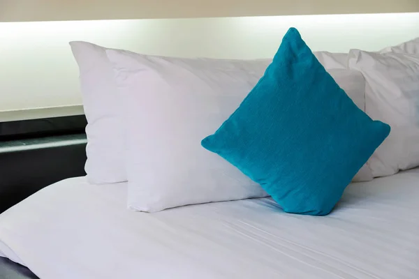 モダンな寝室のベッドの上に枕と背もたれ枕 — ストック写真