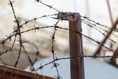 dikenli tel çit eksikliği - tehlike sembolü