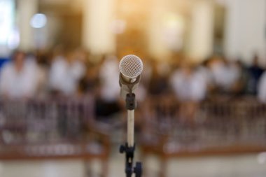 Toplantı odası veya konferans salonunun içinde mikrofon yakın çekim