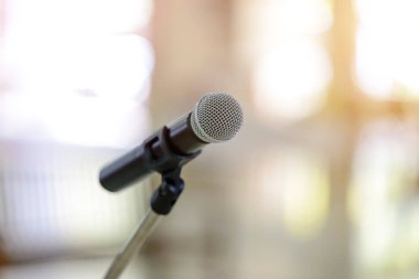 Toplantı odası veya konferans salonunun içinde mikrofon yakın çekim