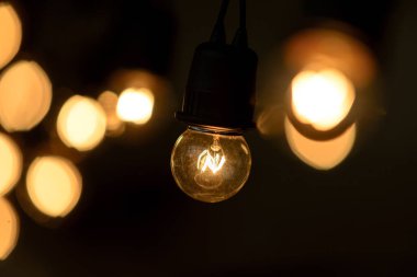 Retro ampul karanlık alan arka plan dekorasyon, yaratıcılık kavramı için asılı