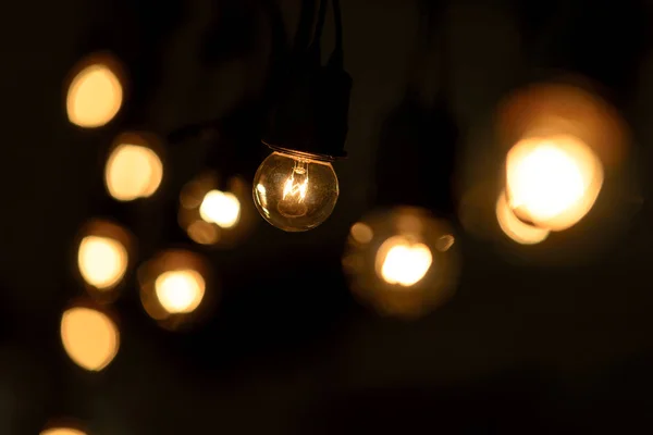 Retro-Glühbirne hängen mit dunklem Raum Hintergrund für Ihre Dekoration, Konzept der Kreativität — Stockfoto
