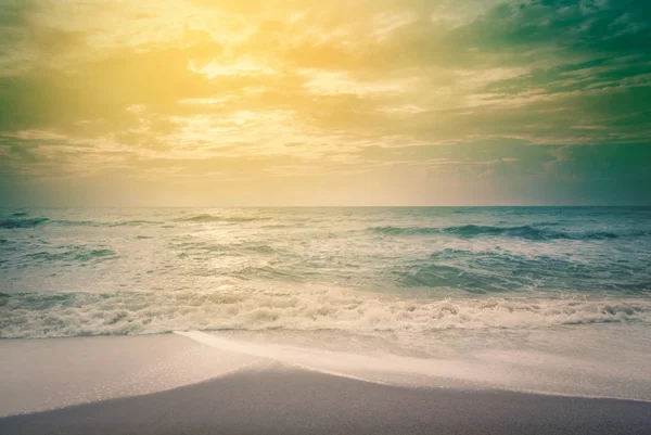 Landschaft tropischer Strandnatur mit Kokospalmen und Wolken am Horizont in Thailand. Summer Relax Outdoor Konzept. - Vintage Farbfilter — Stockfoto