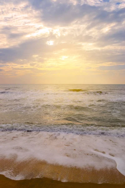 Landschaft mit tropischer Strandnatur und Wolken am Horizont in Thailand. Sommerentspanntes Outdoor-Konzept. — Stockfoto