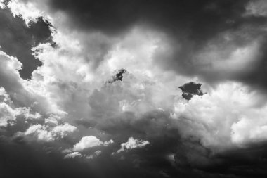 Kara bulutlar yağmur fırtına öncesi. Doğal arka plan