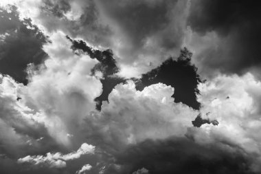 Kara bulutlar yağmur fırtına öncesi. Doğal arka plan