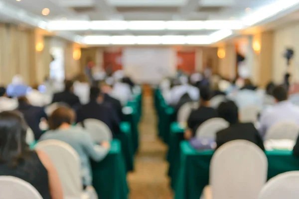 Abstraktní rozostření kolegů sedí na obchodní jednání konference a školení v konferenčním sále. — Stock fotografie