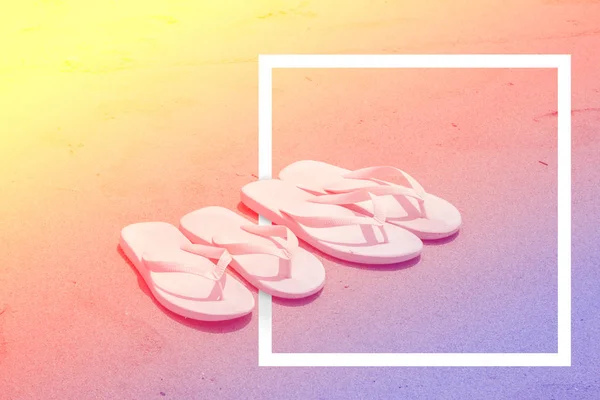 Marco de papel blanco con chanclas blancas en una playa. Diseño de marco creativo para tarjeta de publicidad o invitación. vacaciones concepto de verano —  Fotos de Stock