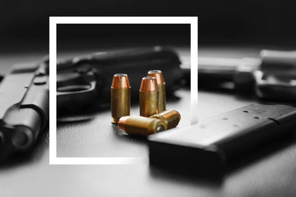 Moldura de papel branco com .45 Calibre balas de ponto oco perto de pistola e revista em móveis de couro — Fotografia de Stock