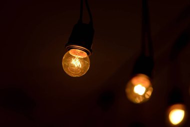 Retro ampul karanlık alan arka plan dekorasyon, yaratıcılık kavramı için asılı