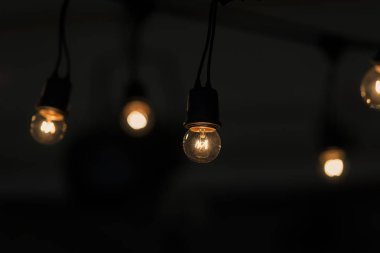 Retro ampul karanlık alan arka plan dekorasyon, yaratıcılık kavramı için asılı