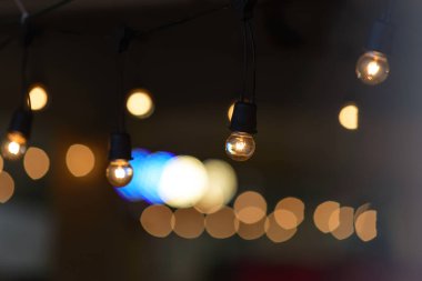 Retro ampul karanlık alan arka plan dekorasyon, yaratıcılık kavramı için asılı