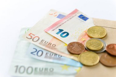 Euro para. banknot ve madeni paraların beyaz arka plan üzerinde