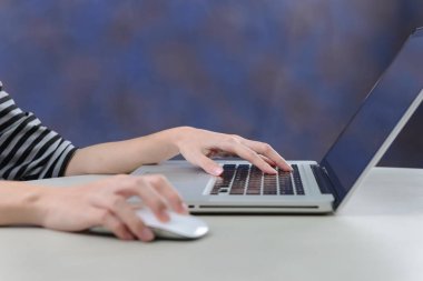 Tablo, klavye dizüstü kullanarak kadın el bilgisayar laptop ile çalışan kadın