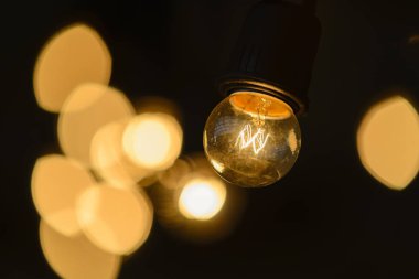 Retro ampul karanlık alan arka plan dekorasyon, yaratıcılık kavramı için asılı