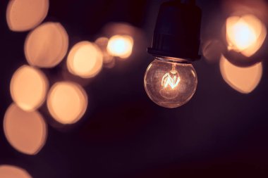 Retro ampul karanlık alan arka plan dekorasyon, yaratıcılık - vintage renk filtresi kavramı için asılı