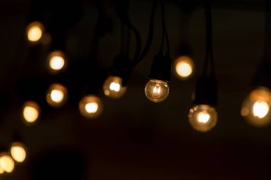 Retro ampul karanlık alan arka plan dekorasyon, yaratıcılık kavramı için asılı