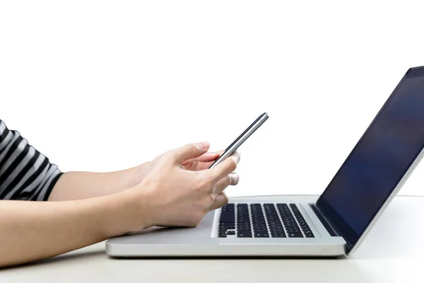 Close up van vrouwelijke ondernemers met behulp van smartphone in de buurt van laptopcomputer op houten bureau. geïsoleerd op witte achtergrond — Stockfoto