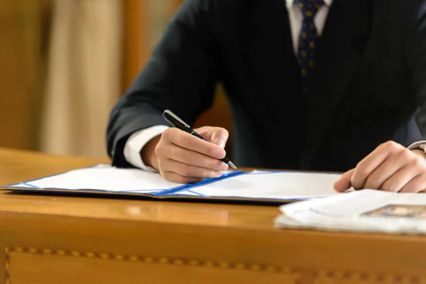 Hombre de negocios firma documento de contrato en la oficina — Foto de Stock