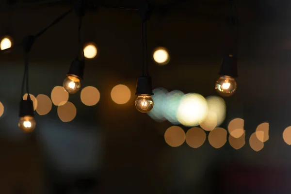 Retro-Glühbirne hängen mit dunklem Raum Hintergrund für Ihre Dekoration, Konzept der Kreativität — Stockfoto