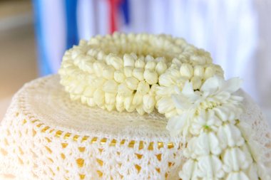 Anneler günü Tayland için tepsi üzerinde taze Yasemin garland. Tay geleneksel tarzı