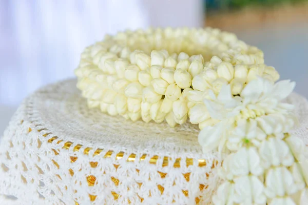 Färsk Jasmin garland på bricka för mors dag i Thailand. Traditionell thailändsk stil — Stockfoto