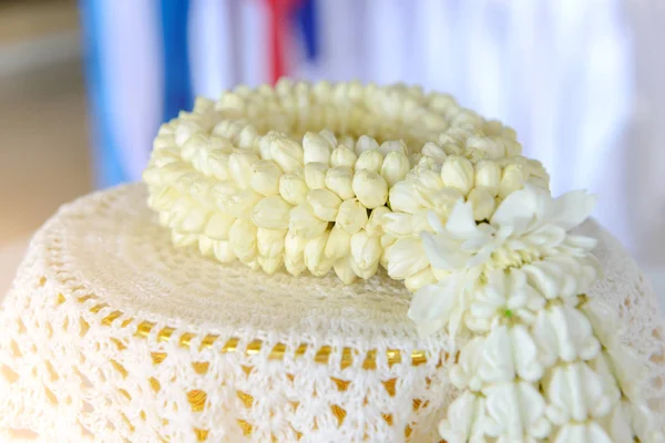 Anneler günü Tayland için tepsi üzerinde taze Yasemin garland. Tay geleneksel tarzı