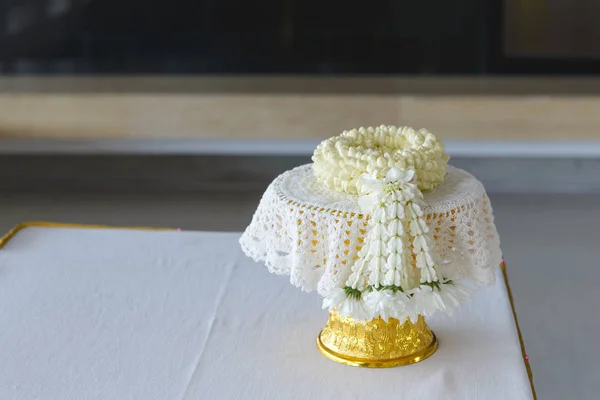 Guirlanda jasmim fresco na bandeja para o Dia da Mãe da Tailândia com espaço para texto. Estilo tradicional tailandês — Fotografia de Stock