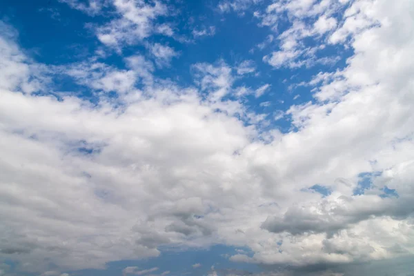 Blauwe lucht en wolken lucht — Stockfoto