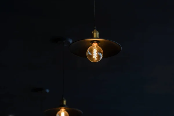 Retro bola lampu tergantung dengan latar belakang ruang gelap untuk dekorasi Anda — Stok Foto