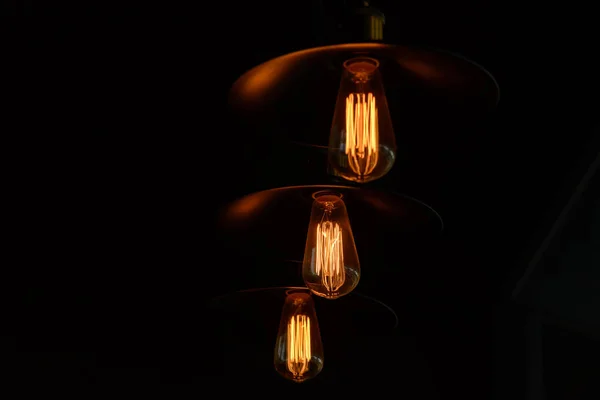 あなたの装飾のための暗い空間背景と一緒にレトロ電球 — ストック写真
