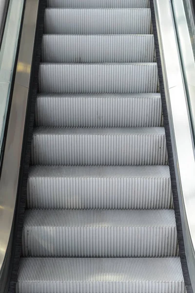 Εσωτερικη κυλιόμενες σκάλες βήμα έξω από το εμπορικό κέντρο — Φωτογραφία Αρχείου