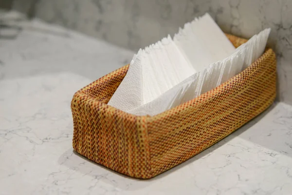 Papel de seda blanco en la cesta se preparan para frotar las manos secas en el inodoro — Foto de Stock