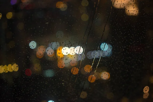 水滴在窗口与景光背景的城市夜景 — 图库照片