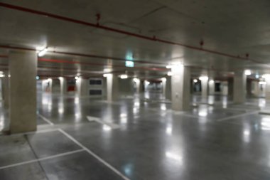 Otopark boş yer altı araba bulanık görüntü.