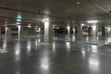 Boş yer altı otomobil park.